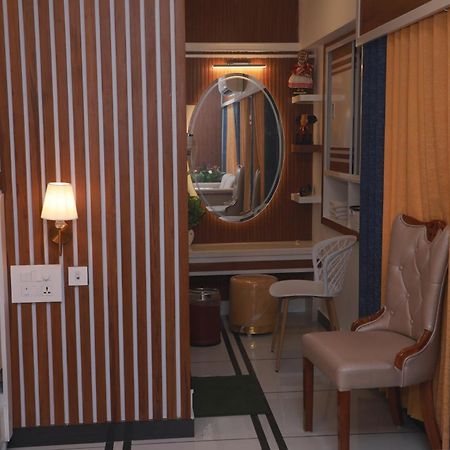Excellency Airport Hotel Kochi Buitenkant foto