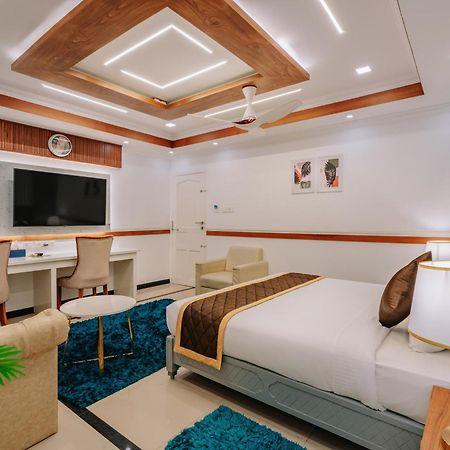 Excellency Airport Hotel Kochi Buitenkant foto